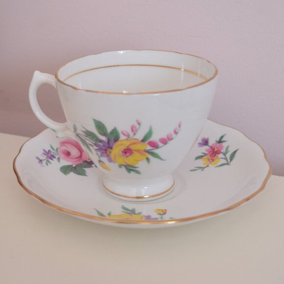 Vintage Royal Vale Bone China Teacup and Saucer, Made in England - Picture 1 of 5